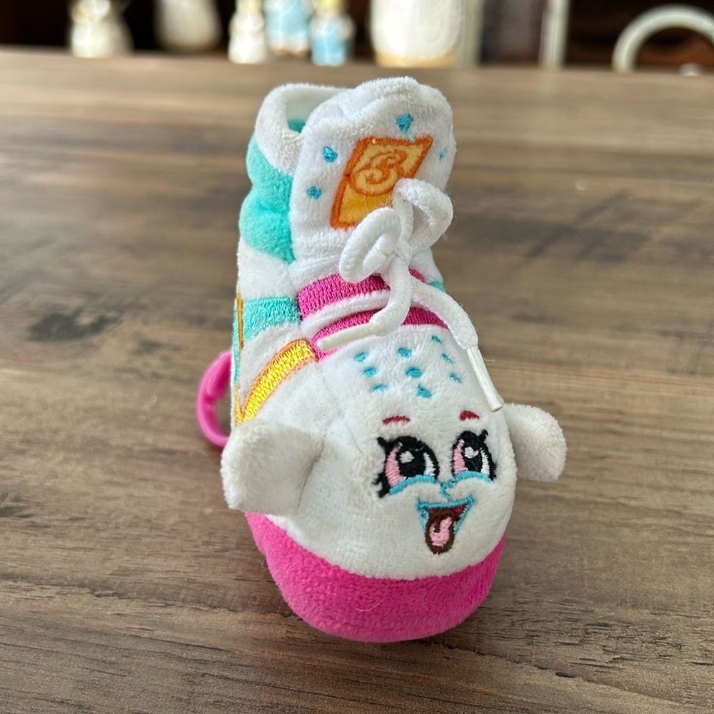🔥🔥2012 Shopkins Sneaky Wedge Keychain Plush